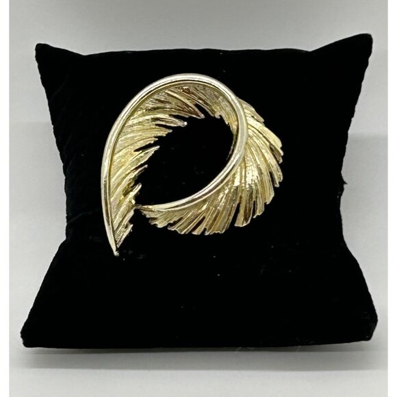 Vintage Lisner Brooch Pin Gold-Tone Curved Feather Elegant 3 Dimensional Design - Picture 2 of 14